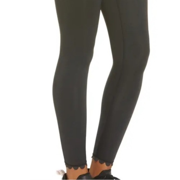 Scalloped High-Waist Black Leggings - Picture 2 of 5